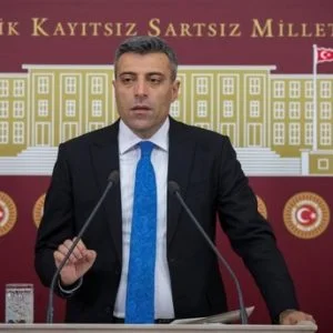 نائب في “الشعب الجمهوري” يوجه انتقادات لاذعة لرئيس حزبه قليتشدار أوغلو