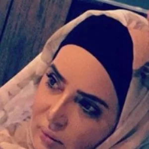 على خطى حلا شيحة.. فنانة إماراتية تخلع الحجاب بعد 5 أشهر فقط من ارتدائه!