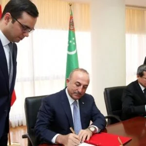 تشاووش أوغلو يبحث في تركمانستان العلاقات التجارية والاستثمارات المتبادلة