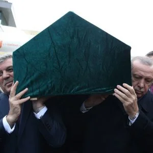 أردوغان ومسؤولون أتراك يشاركون في جنازة رجل الأعمال عبد الله تيفنيكلي (صور)