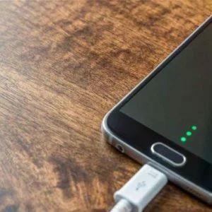 لهذه الأسباب.. إحذروا شحن هواتفكم في المقاهي والمطاعم!