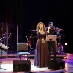 من إسطنبول.. المطربة السورية “لينا شاماميان” تبعث برسائل سلام لبلادها