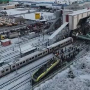 السلطات التركية توقف 3موظفين على خلفية حادث قطار أنقرة
