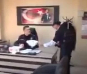 بمناسبة اليوم العالمي لذوي الاحتياجات الخاصة.. تعيين شابين معاقين في قسم شرطة تركي (فيديو)