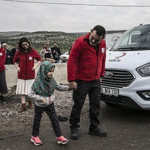 الطفلة السورية “مايا” تخطو نحو المستقبل بأقدام تركية