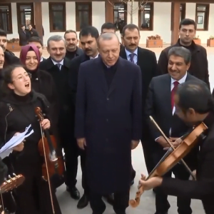 أردوغان يستمتع بسماع الموسيقى في الشارع
