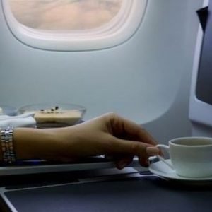 لهذا السبب تجنب تناول القهوة في الطائرة