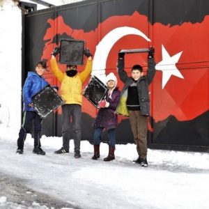 بالصور.. أطفال “وان” التركية يحولون صواني الطهي لزلاجات ثلجية لممارسة رياضتهم المفضلة