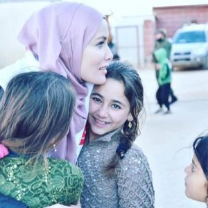 بعد ارتدائها الحجاب.. ممثلة تركية تزور إدلب السورية (صور)