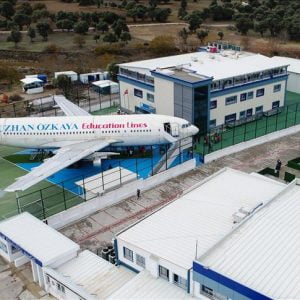 مدرسة تركية تحول طائرة لفصل دراسي!! (صور)