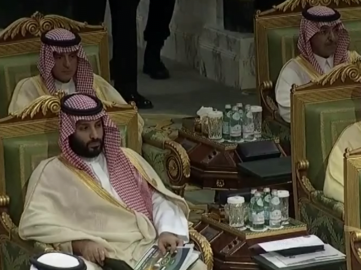 في القمة الخليجية.. وجوم وعبوس وشرود.. وابتسامة واحدة "صور" 4 في القمة الخليجية.. وجوم وعبوس وشرود.. وابتسامة واحدة "صور" 3