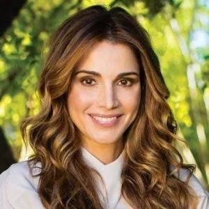 أزياء ملكة الأردنتثير جدلاً واسعاً، ومكتبها ينشر توصيحا بشأن إنفاقها وكلفة ملابسها (شاهد)