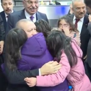شاهد|| موقف مؤثر لـ4 طِفلات تركيات شاهدنَ أردوغان لأوّل مرّة !!