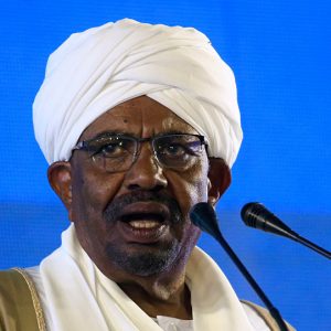 بعد أسابيع من الاحتجاجات الشعبية.. الرئيس السوداني يفاجئ الشعب ويفجر مفاجأة بشأن بقائه في الحكم (فيديو)