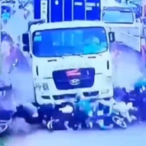 بالفيديو|| مشهدٍ مرعب.. سائق شاحنة يرتكب مجزرة بحقّ مجموعة من سائقي الدراجات الناريّة!