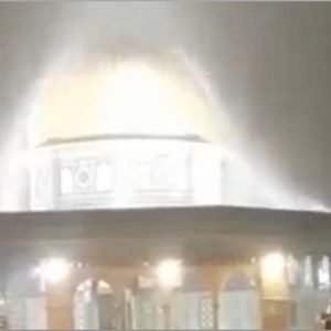 المسجد “الأقصى” وقبة الصخرة تغسل بالماء والثلج والبرد (فيديو)