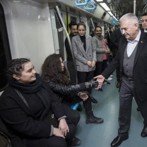 رئيس البرلمان التركي يلتقي مواطنين خلال استخدامه مترو “مرمراي” في إسطنبول