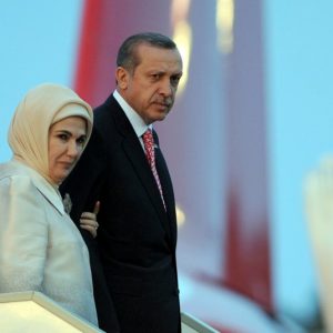 “أردوغان،، صانع نهضة أم ديكتاتور؟”.. هذه سيرة الحاكمُ الذي لم يخسرِ انتخاباتٍ ديموقراطيةً قط (فيديو)