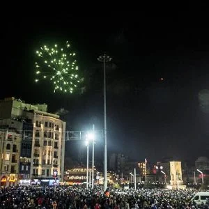 إسطنبول ترحّب بالعام الجديد على طريقتها (صور،فيديو)