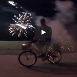 في أجمل مشاهد احتفالات رأس السنة.. إيطالي يشعل دراجته بالألعاب النارية (فيديو)