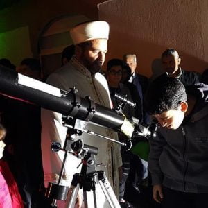 إمام تركي يضع تلسكوبا في المسجد لاستقطاب الشبان!!