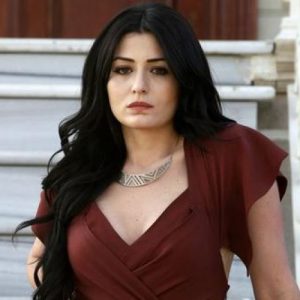 التحقيق مع الممثلة التركية دنيز شاكر بسبب تصرف وقح!!(صور)