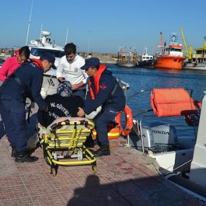 البحرية التركية تنقذ 40 مهاجرًا وتنتشل جثة طفلة