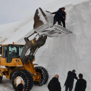 السلطات التركية تواصل إزالة ثلوج بسماكة 10 أمتار بولاية “موش” (صور)