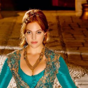 الممثلة التركية مريم أورزلي تستعيد أمجاد “حريم السلطان” على نتفلكس