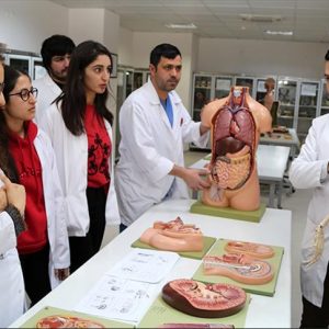 أكاديمية تركية تخدم العلم بجثتها