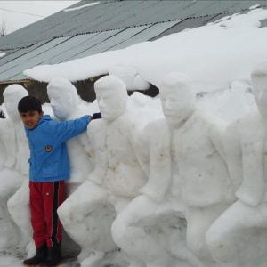 نحات تركي يشكل فريقا فولكلوريا من الثلج (صور)