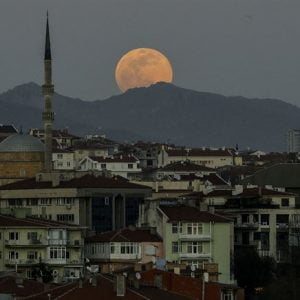 شاهد بالصور.. هكذا تفاعل الأتراك مع “القمر العملاق” الذي زيّن سماء تركيا ​