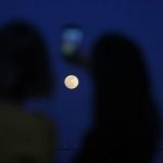 شاهد بالصور.. هكذا تفاعل الأتراك مع "القمر العملاق" الذي زيّن سماء تركيا ​ 15