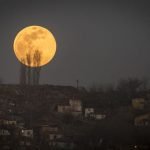 شاهد بالصور.. هكذا تفاعل الأتراك مع "القمر العملاق" الذي زيّن سماء تركيا ​ 5