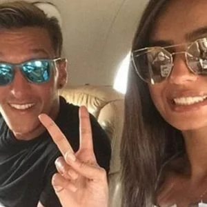 مسعود أوزيل وخطيبته التركية يعقدان قرانها