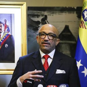 سفير فنزويلا بتركيا يطالب برفع الحصار والعقوبات عن بلاده فورا