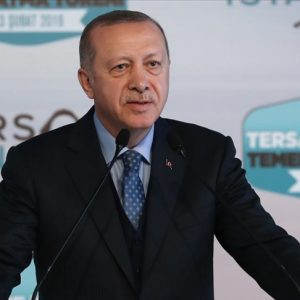 فنان تركي يصنع أغرب مزهرية بالعالم ليهديها للرئيس أردوغان (صور)
