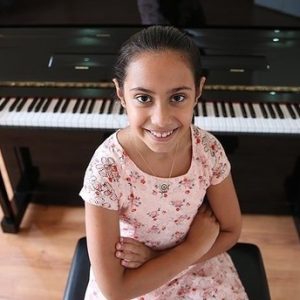 الطفلة التركية “المعجزة” تعزف في قاعة “كارنيجي” الشهيرة بعد الفوز بمسابقة أمريكية