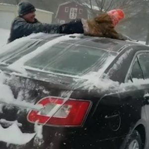 فيديو طريف لأمريكي استخدم ابنه كأداة لإزالة الثلج عن السيارة!!