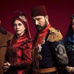 هل كل ما نشاهده في الدراما التاريخية العثمانية يمثل الواقع؟.. بطل مسلسل تركي شهير يُجيب