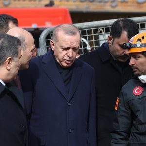بالصور.. أردوغان يشارك في تشييع ضحايا المبنى المنهار بإسطنبول 