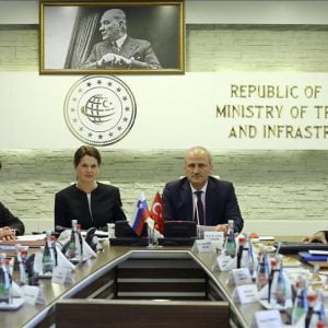 وزيرا البنية التحتية التركي والسلوفيني يبحثان التعاون الثنائي