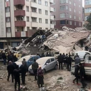 شاهد.. لحظة انهيار مبنى مكون من 8 طوابق في منطقة كارتال بإسطنبول