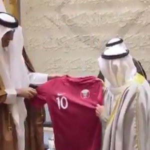 شاهد: هدية غير متوقعة من أمير قطر لنظيره الكويتي