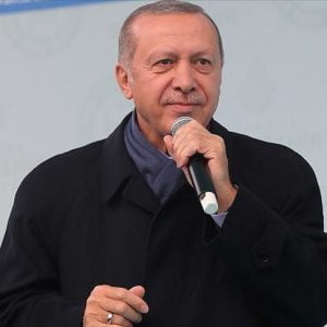 شاهد… الرئيس أردوغان يقود الترام بنفسه