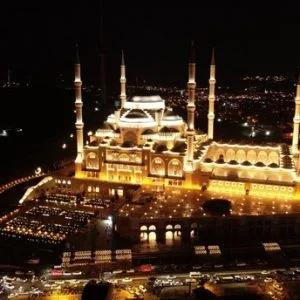 شاهد.. رفع أول أذان في أكبر جامع بتركيا