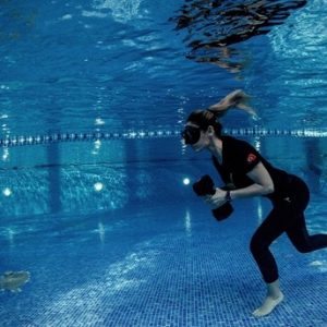 رياضية تركية تستعد لتحطيم رقم قياسي عالمي في السير تحت الماء