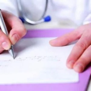 هل سألت نفسك يوماً.. لماذا يكتب الأطبّاء بخطٍّ غير مفهوم؟!