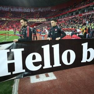 لاعبو المنتخب التركي يدعمون حملة “مرحبا أخي”