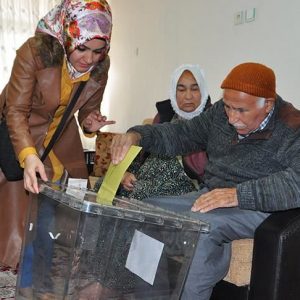 تركيا..صناديق متنقلة للمقعدين في الانتخابات المحلية (صور)